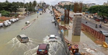 स्पॉट: मूसलधार बारिश के चलते स्वीमिंग पुल में तब्दील हुई सिलिकान सिटी