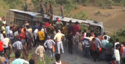 ड्राइवर को आई नींद और 40 यात्रियों से भरी बस पलट गई, गुजरात की एक महिला की मौत, 30 घायल