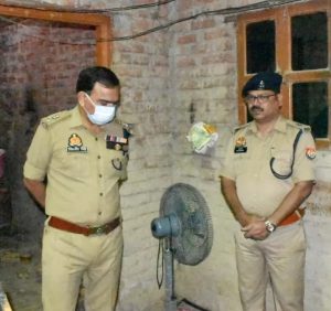 गाजीपुर में मह‍िला ने परेशान करने वाले पड़ोसी युवक को घर में घुसकर चाकू से गोदा